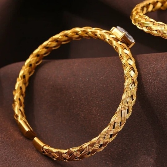 New Unique 18K Gold Woven Zircon Cuff Bracelet - Picture 12 of 13